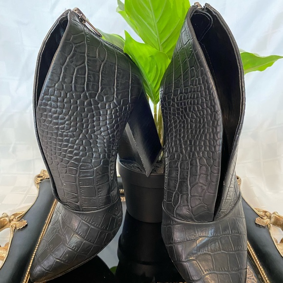 Vince Camuto Crock Embossed,Leather Ankle VFront boots,Zipper, 3.5”heels,Size 7M - Picture 3 of 17